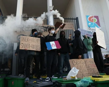 New French Prime Minister Under Intense Scrutiny as Countrywide Strikes Disrupt Schools and Transport